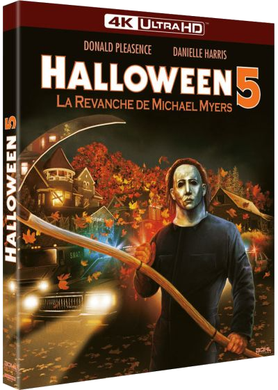 Michael Myers avec une faux devant une maison et une voiture de police.