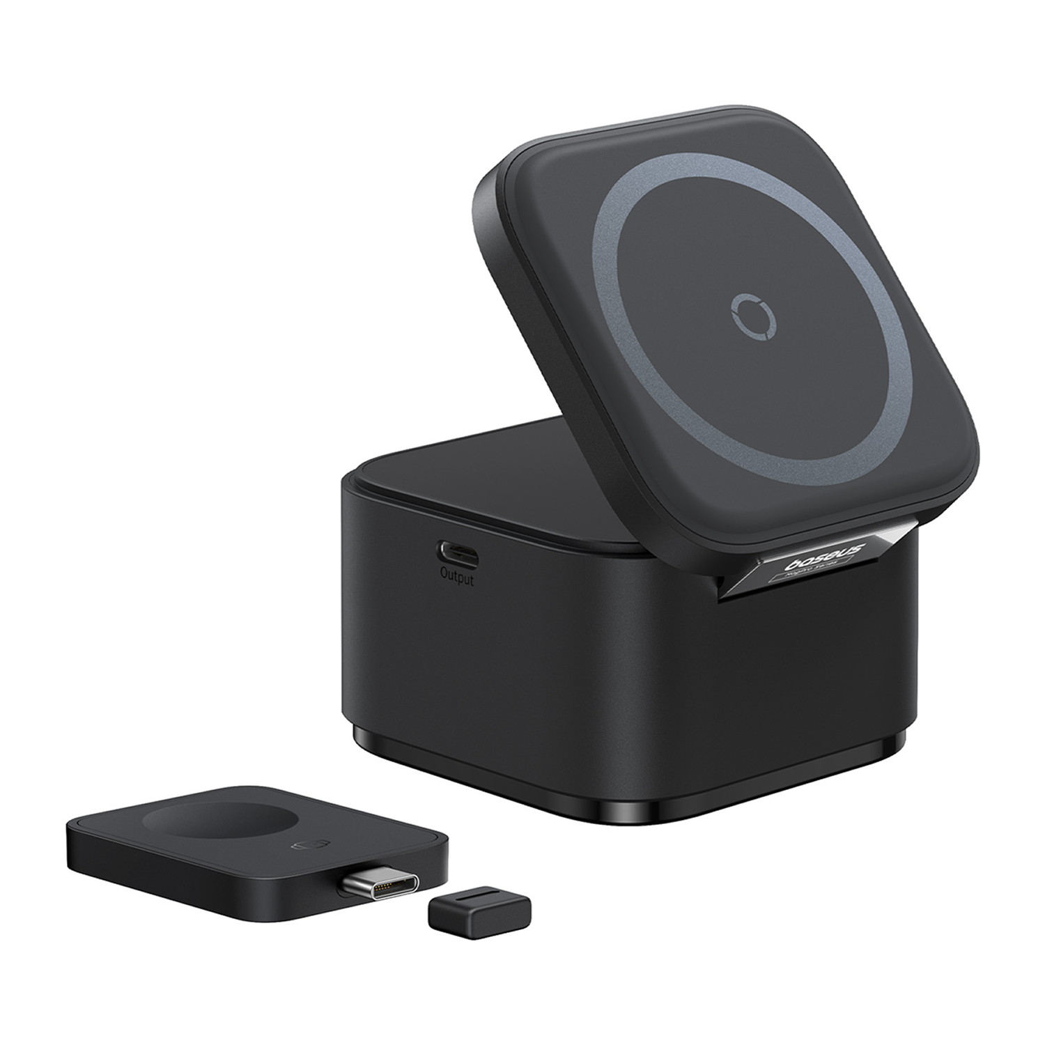 Cargador inalámbrico negro y adaptador USB-C sobre fondo blanco.
