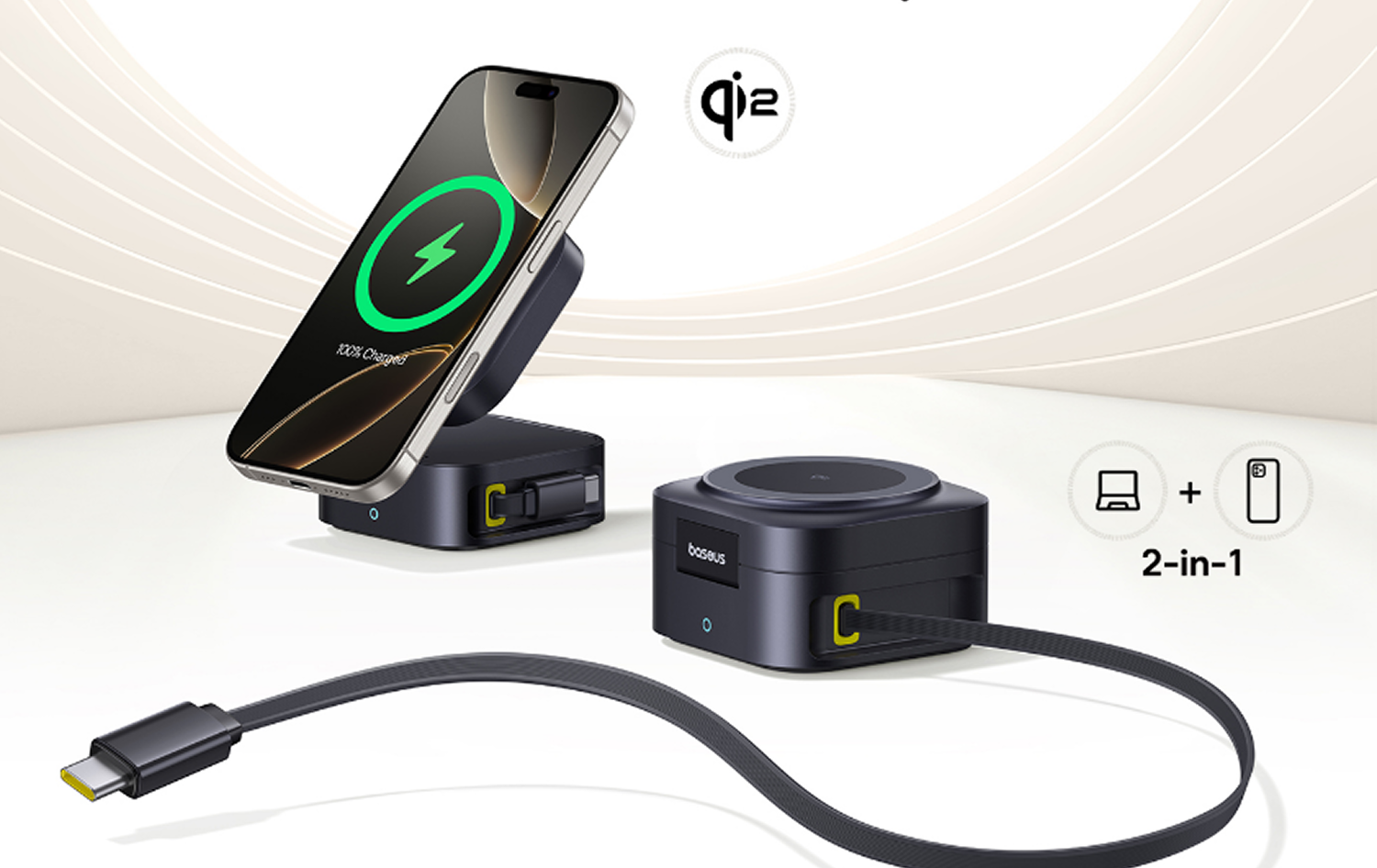 Un smartphone se carga en un cargador Qi2 negro. Otro cargador está al lado.