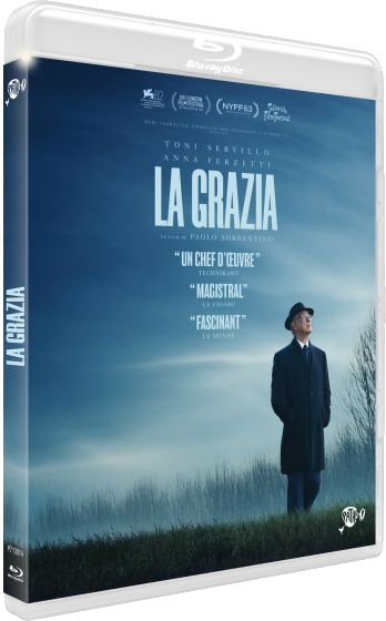 Boîtier Blu-ray avec homme en manteau sombre et chapeau sur un champ sous ciel bleu.