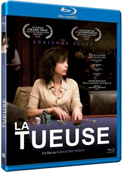 Een vrouw zit aan een pokertafel met fiches. Blu-ray hoes van de film La Tueuse.