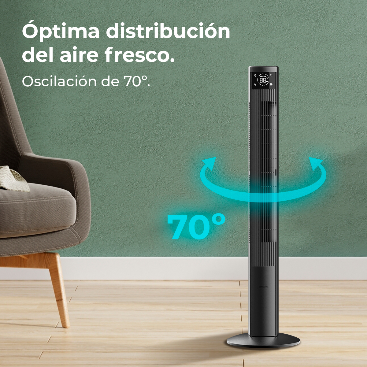 Un ventilador de torre negro y delgado oscila 70 grados, con un sillón al lado.