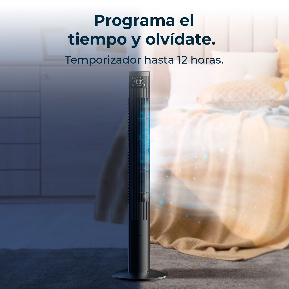 Un ventilador de torre negro y delgado está en un dormitorio. El ventilador tiene una pantalla digital.