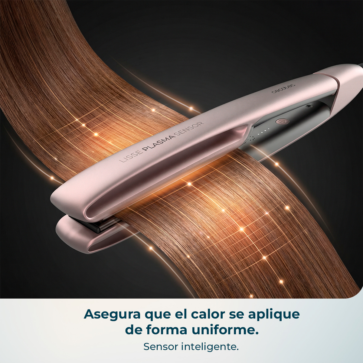 Una plancha rosa dorada con 'Lisse Plasma Sensor' alisando pelo castaño.