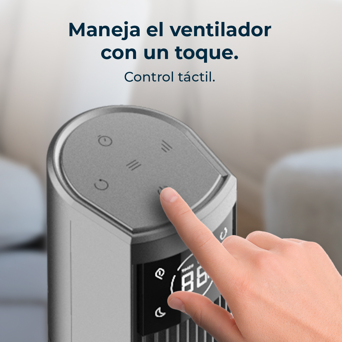 Un dedo presiona la pantalla táctil de un ventilador plateado con pantalla digital.