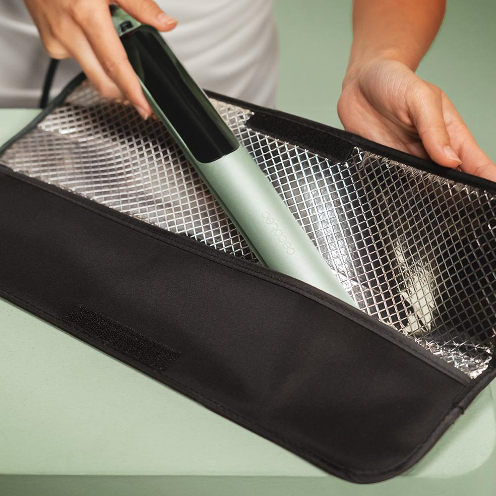 Manos colocan una plancha verde claro en una bolsa resistente al calor.