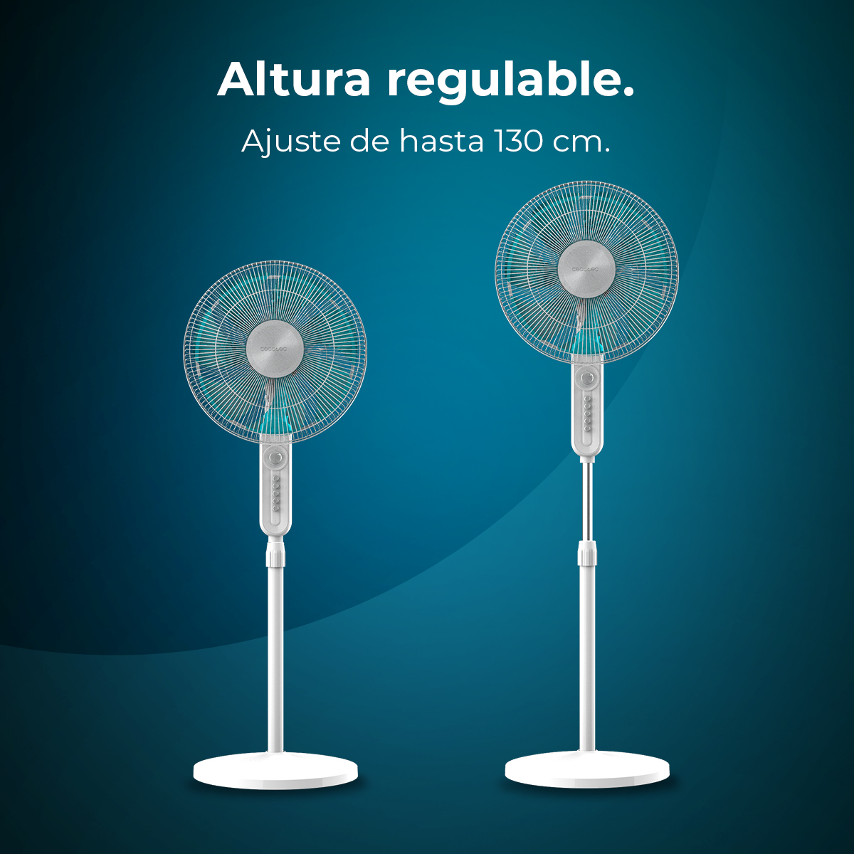 Dos ventiladores blancos de pedestal con altura regulable sobre fondo azul oscuro.