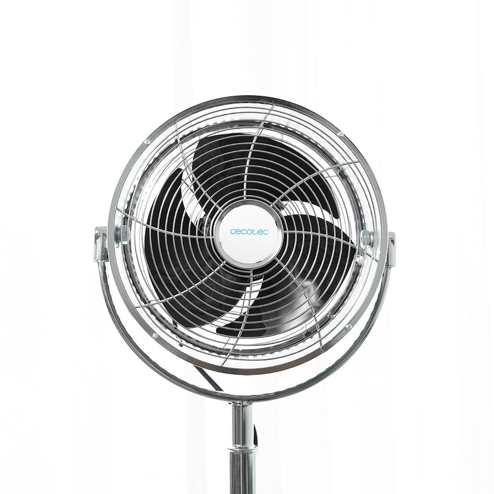 Un ventilador plateado de pie con aspas negras sobre fondo blanco.