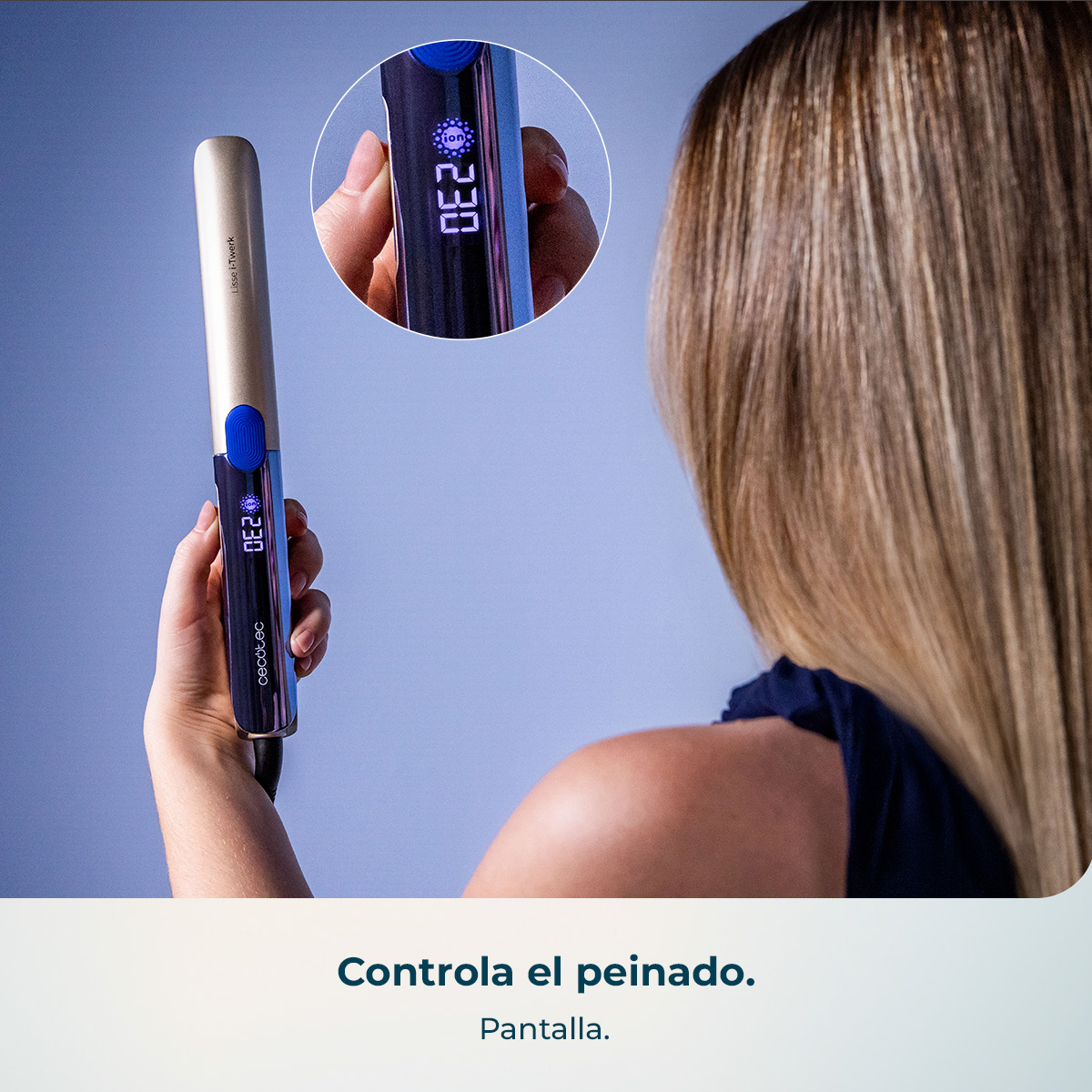 Una mano sostiene una plancha con pantalla digital azul que muestra 230°C.