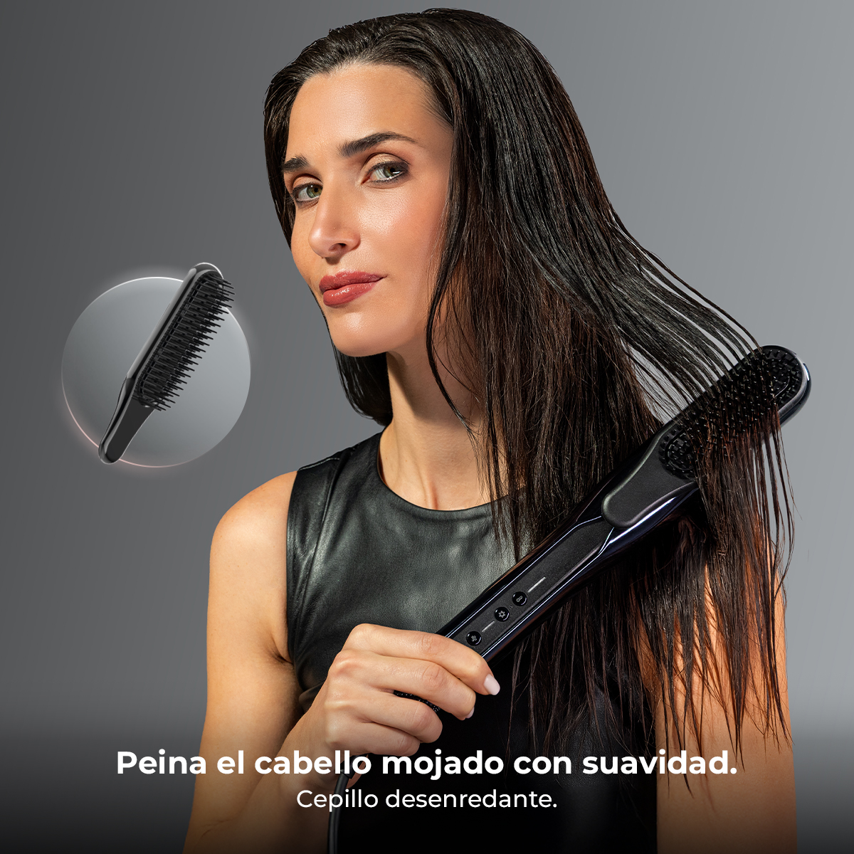 Mujer con pelo mojado usando un cepillo alisador negro.