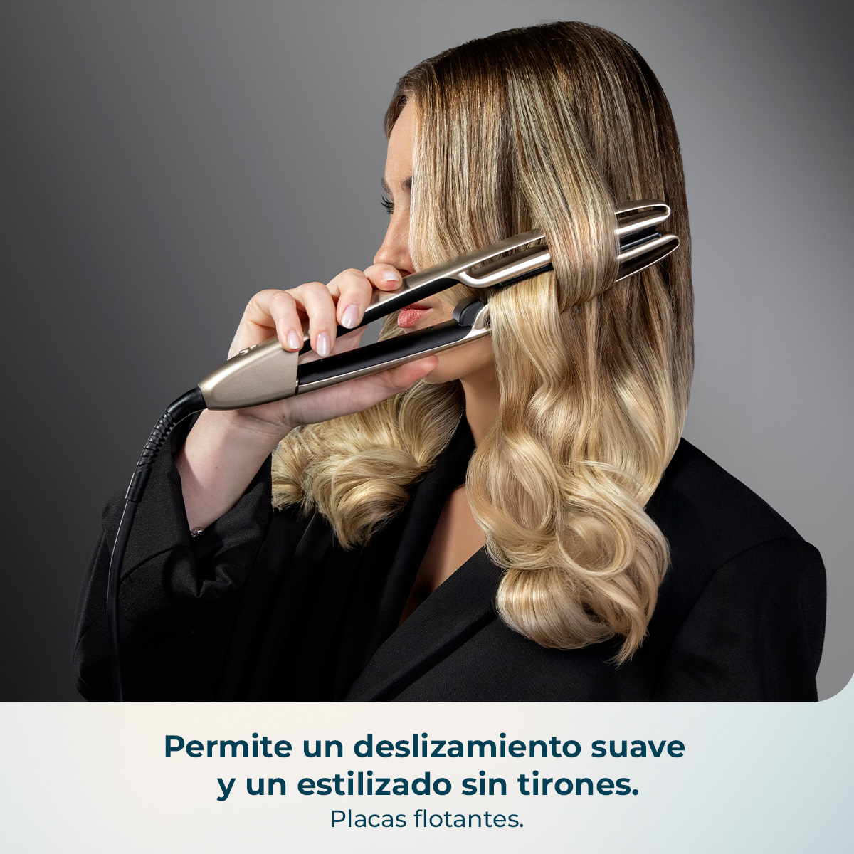 Una mujer se alisa el pelo rubio con una plancha dorada y negra.