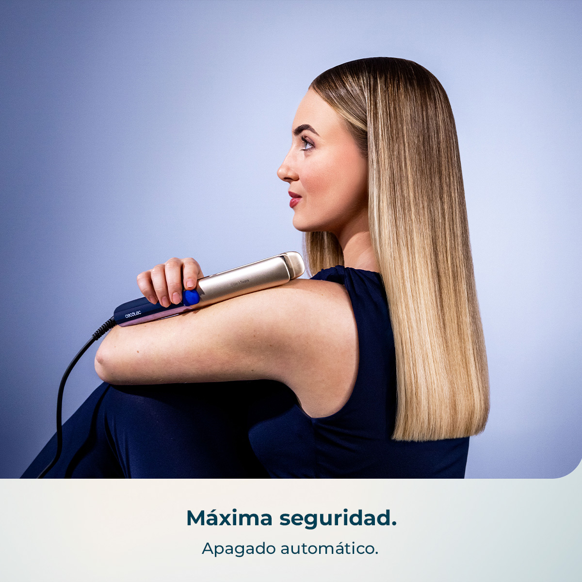 Una mujer con pelo liso y rubio sostiene una plancha dorada.