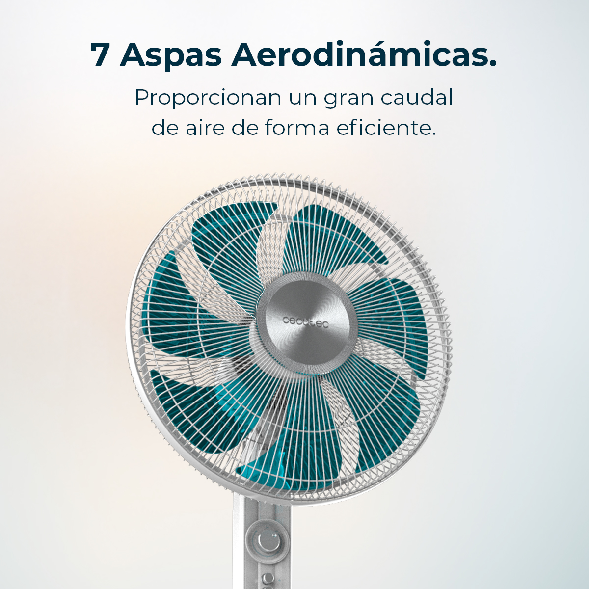 Un ventilador plateado con 7 aspas aerodinámicas turquesas. El texto dice: 7 Aspas Aerodinámicas.
