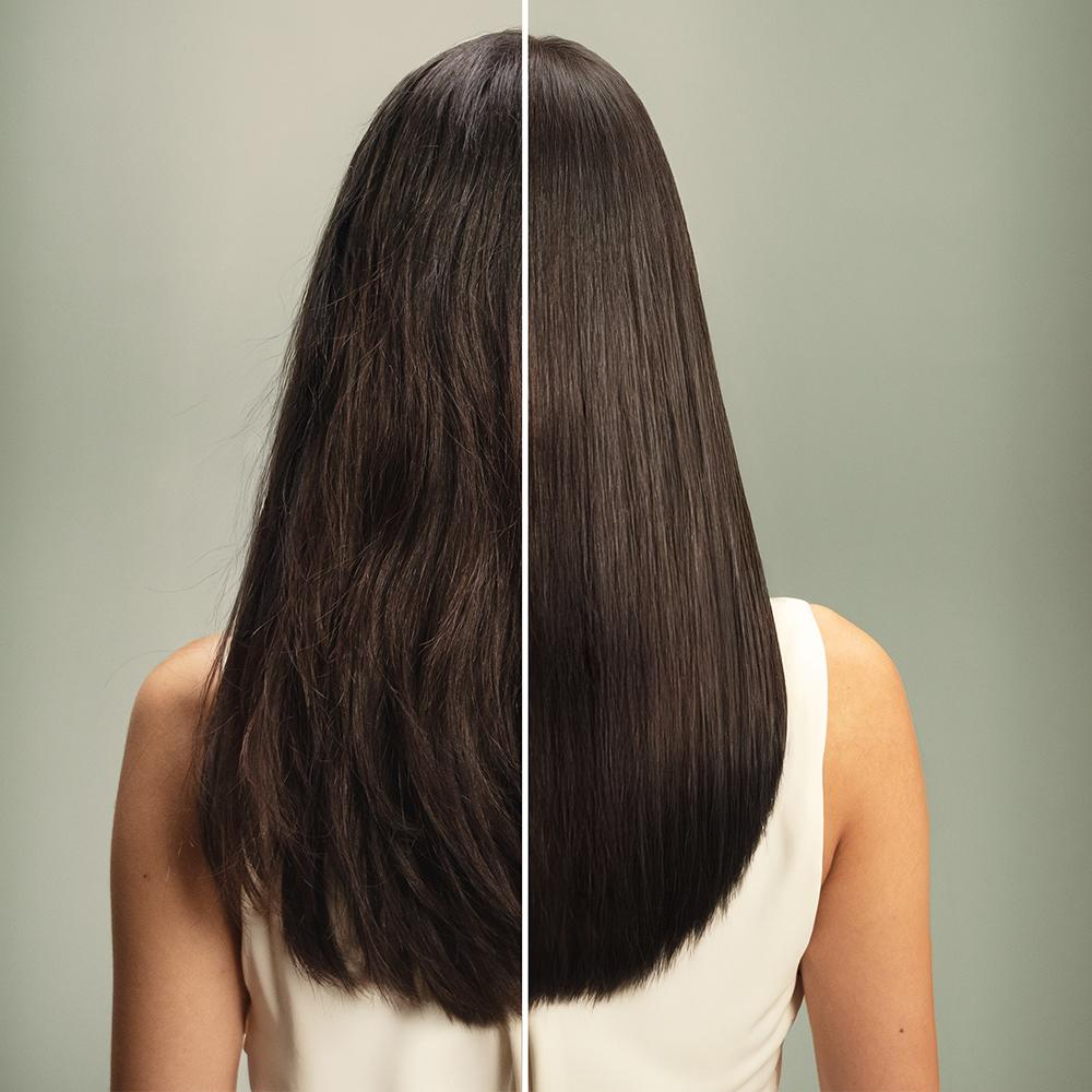 Comparación lado a lado de cabello, encrespado a la izquierda, liso a la derecha.