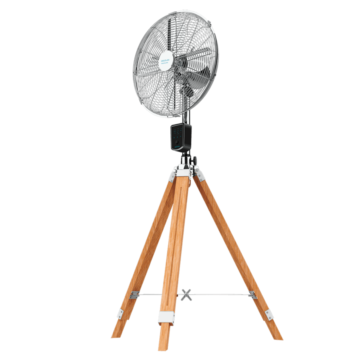 Un ventilador de metal plateado sobre un trípode de madera sobre fondo negro.