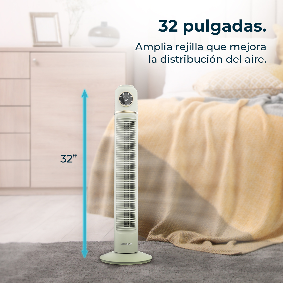 Un ventilador de torre blanco y delgado sobre alfombra gris junto a una cama.