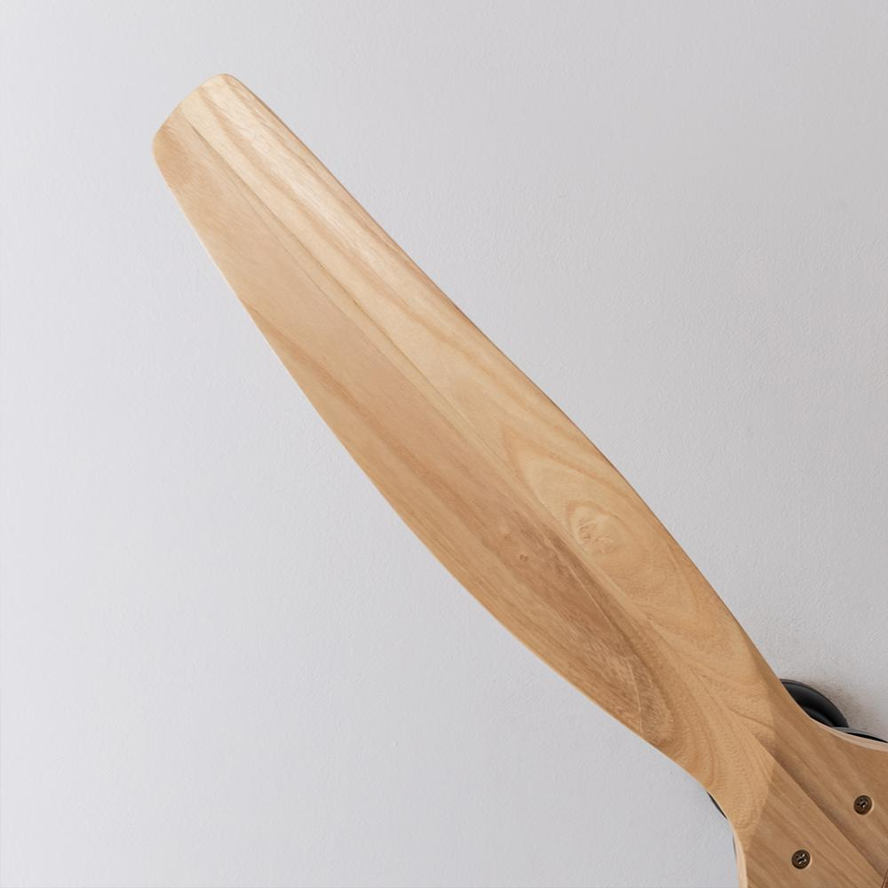 Un hélice de madera con madera clara y veta visible sobre fondo blanco.