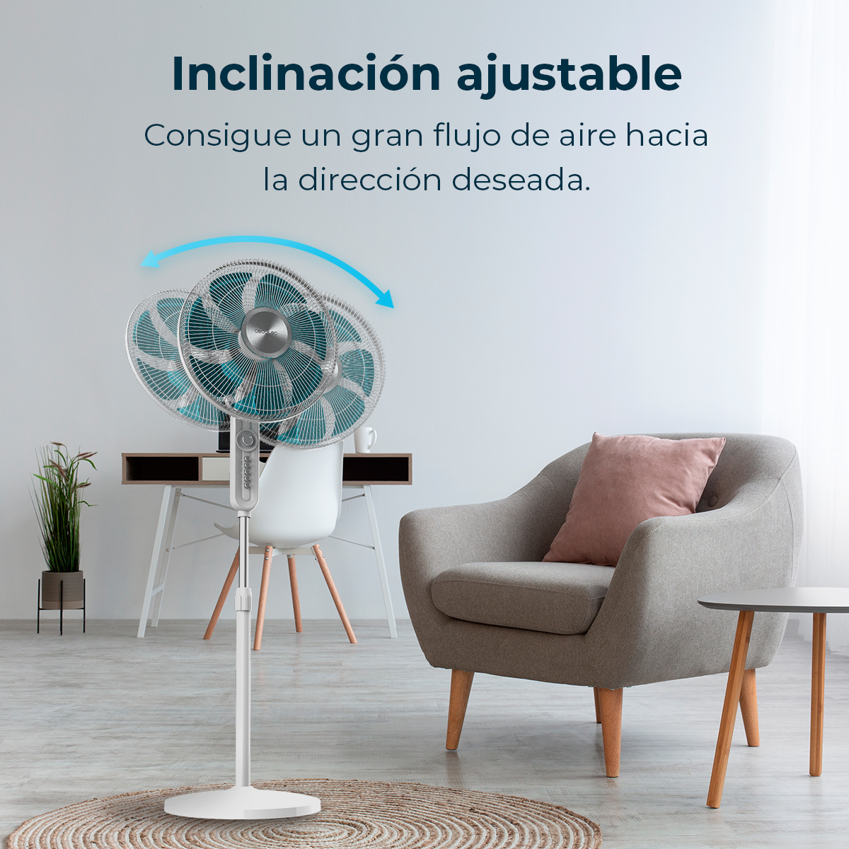 Un ventilador blanco de pie con aspas azules, ajustando la dirección del aire.