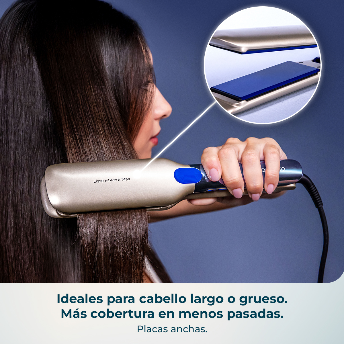 Una mujer alisa su cabello largo y castaño con una plancha dorada de acentos azules.
