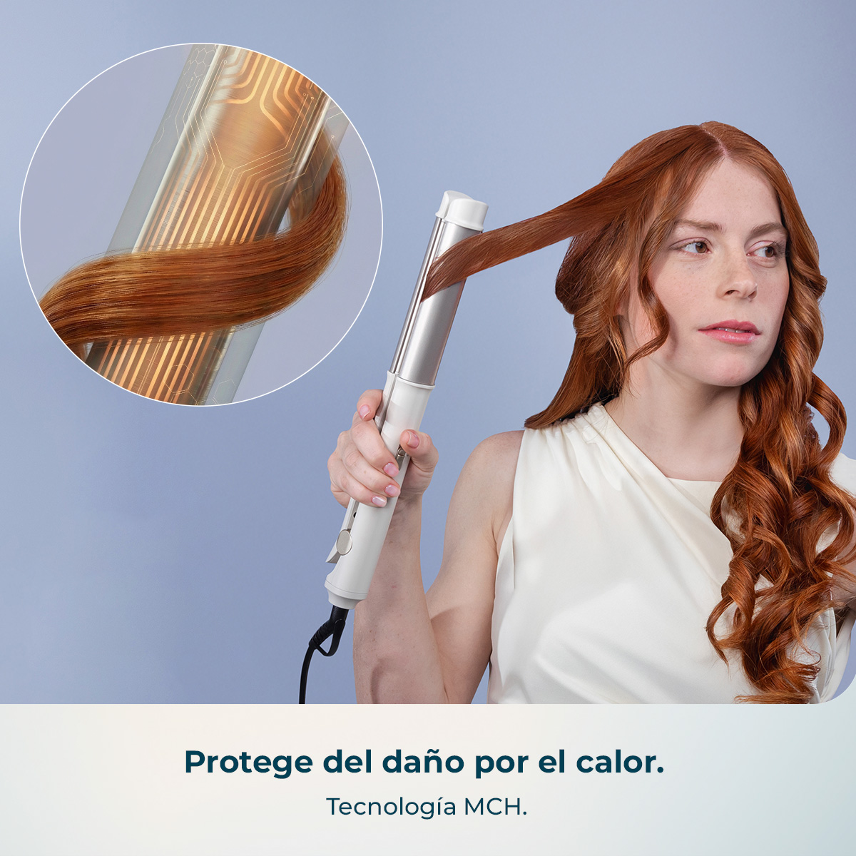 Mujer pelirroja usa un rizador, primer plano del pelo.