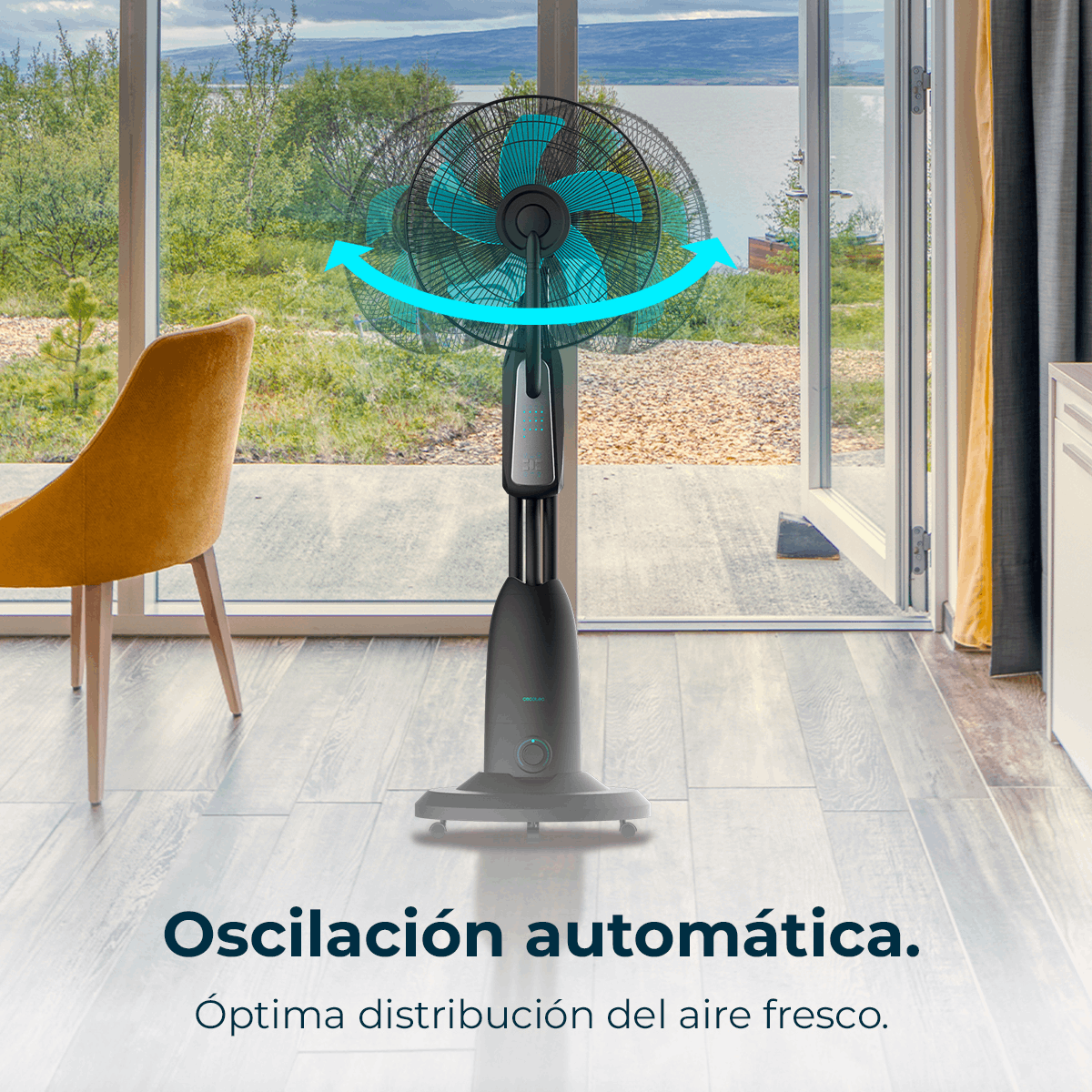 Un ventilador de pie negro con aspas azules oscila de lado a lado.
