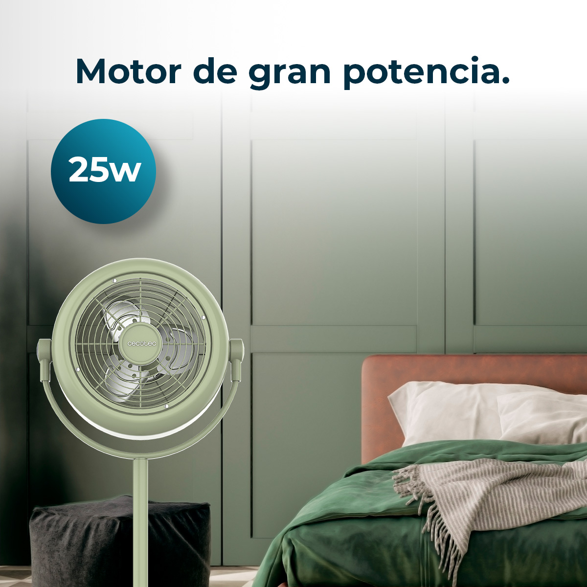 Un ventilador verde junto a una cama con ropa de cama verde. Texto: Motor de gran potencia. 25W.