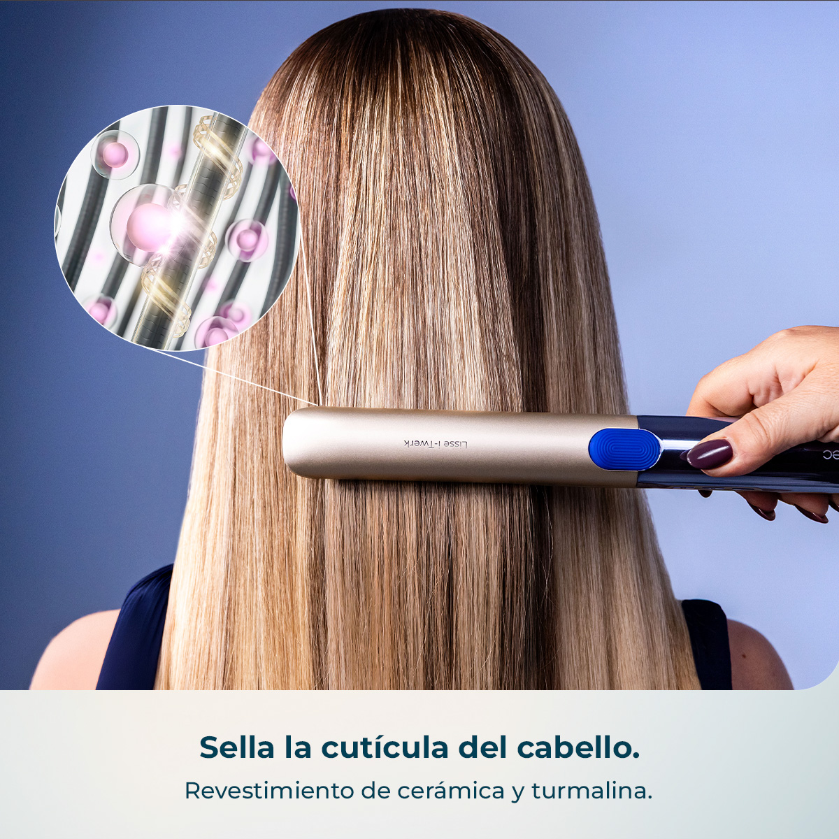 Una mano usa una plancha para alisar cabello rubio y liso. Vista cercana.