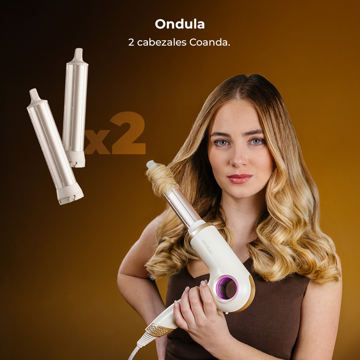 Una mujer con cabello rubio y ondulado usa un rizador blanco y dorado.