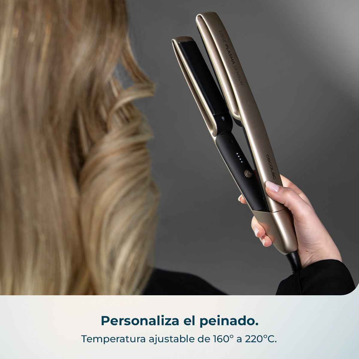 Plancha dorada sostenida por una mano, se ve parte del cabello.