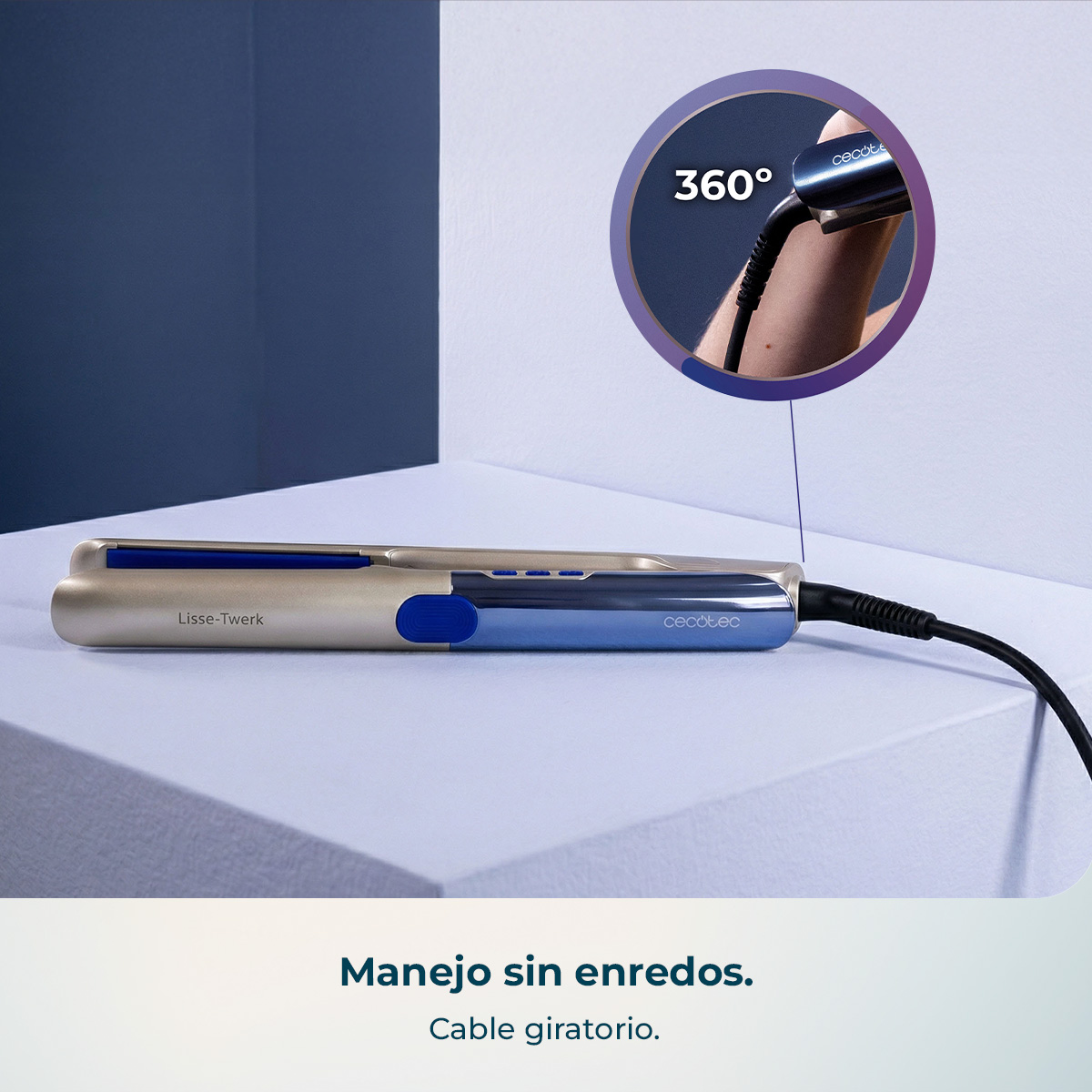 Un alisador de pelo dorado y azul con cable giratorio de 360° en superficie blanca.