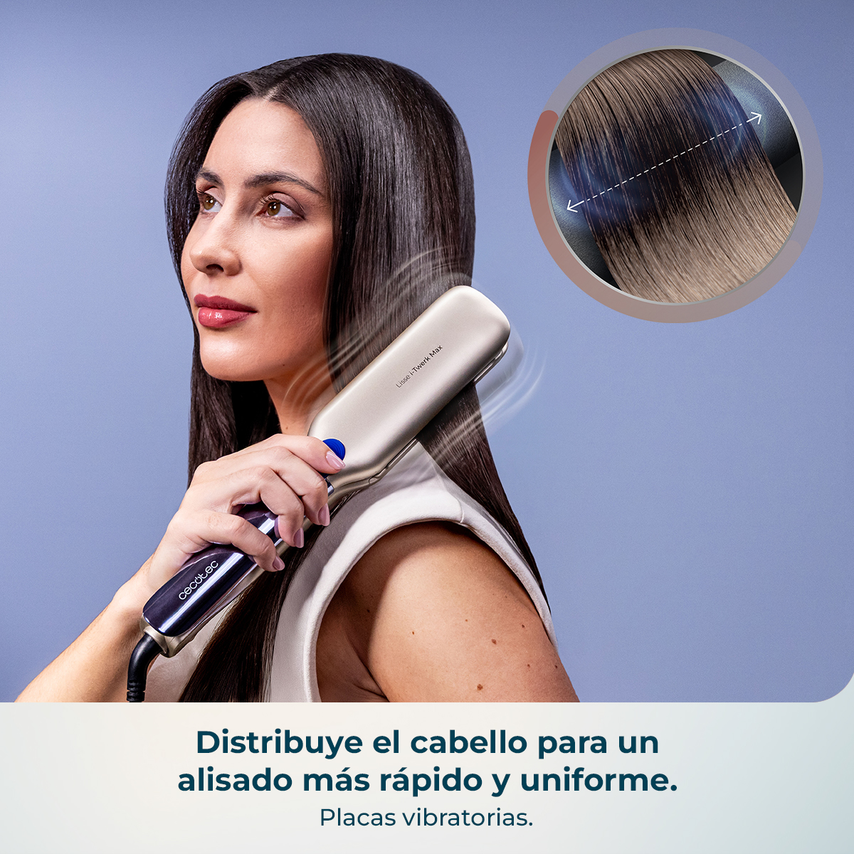 Mujer alisa su pelo largo y oscuro con una plancha dorada sobre fondo gris.