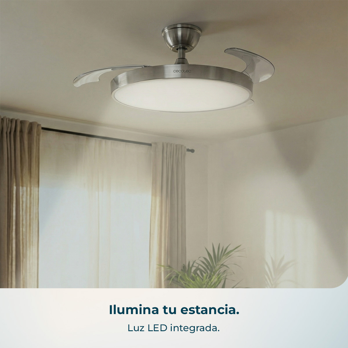 Un ventilador de techo moderno con luz LED integrada cuelga del techo.