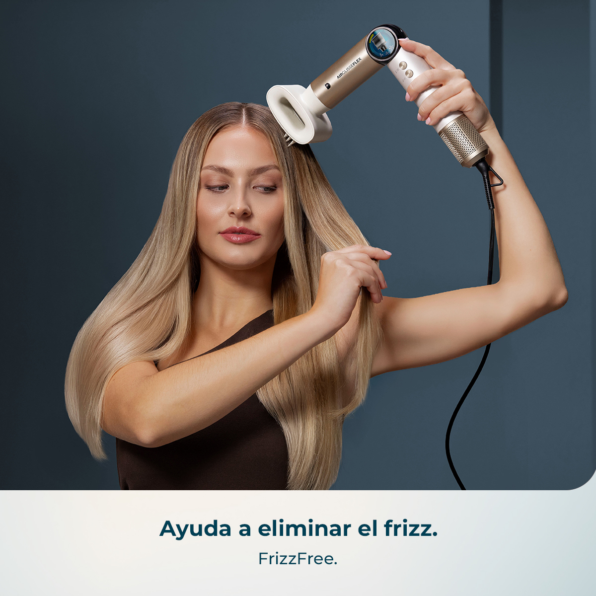 Mujer secando cabello rubio con accesorio secador en un mango.