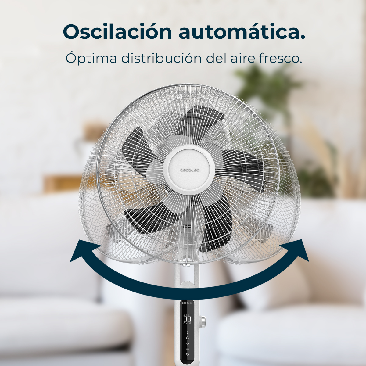 Un ventilador de pie blanco con rejilla plateada y aspas negras, mostrado oscilando.