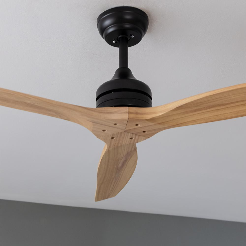 Ventilador de techo negro con tres aspas de madera, montado en un techo blanco.