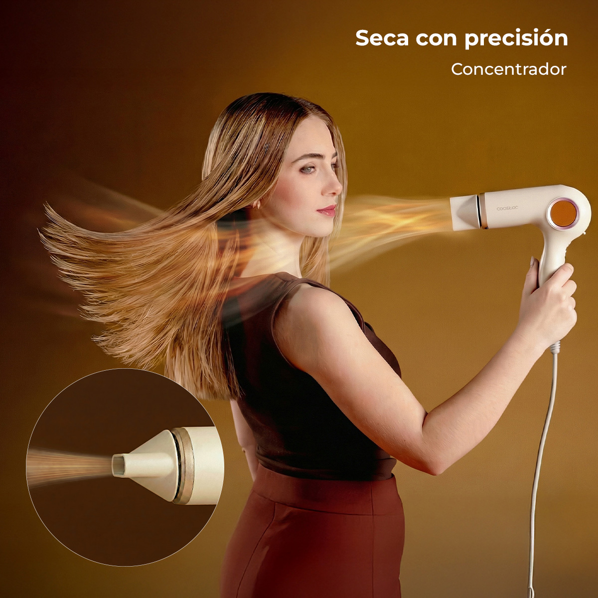 Una mujer se seca el pelo rubio con un secador blanco sobre fondo marrón.