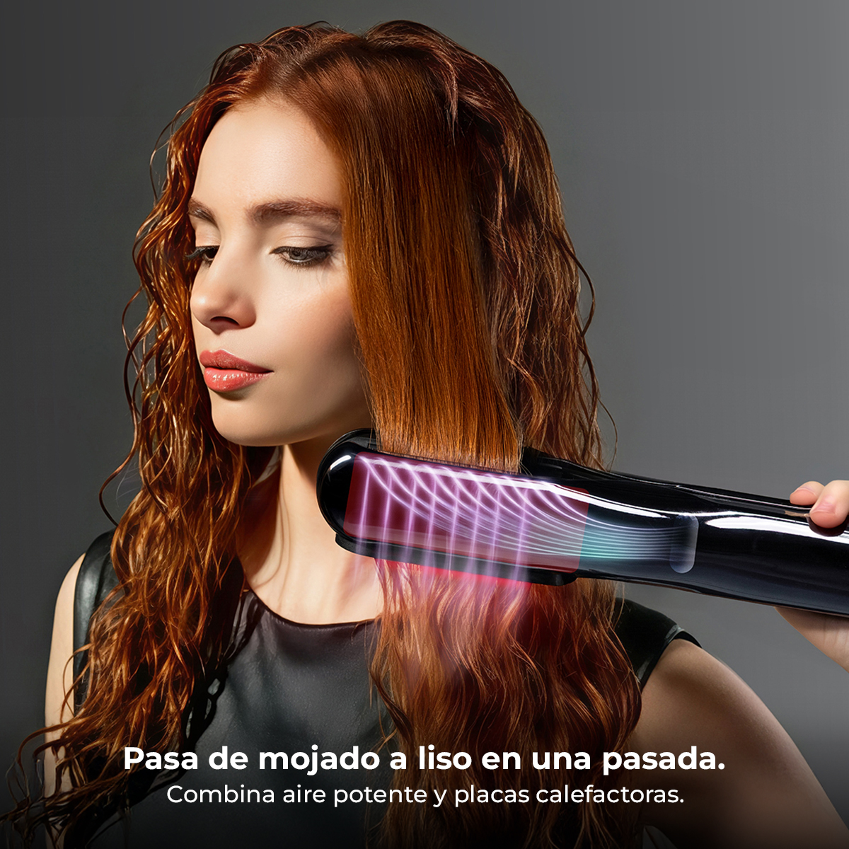 Mujer con pelo rojo alisando su pelo con una plancha con luces azules y rojas.