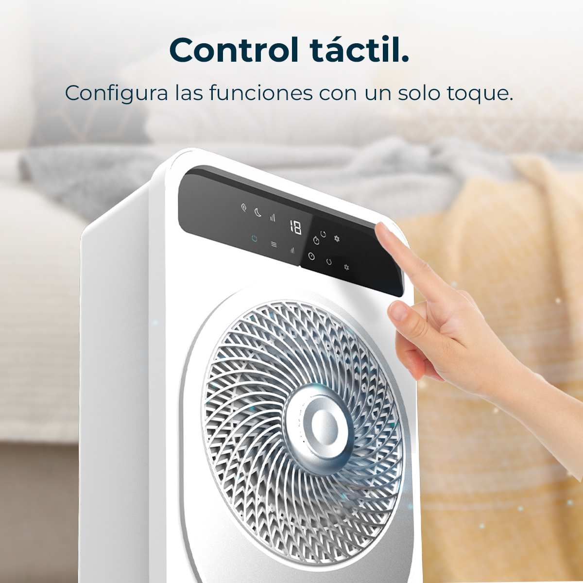 Un dedo toca la pantalla táctil de un purificador de aire blanco con ventilador.