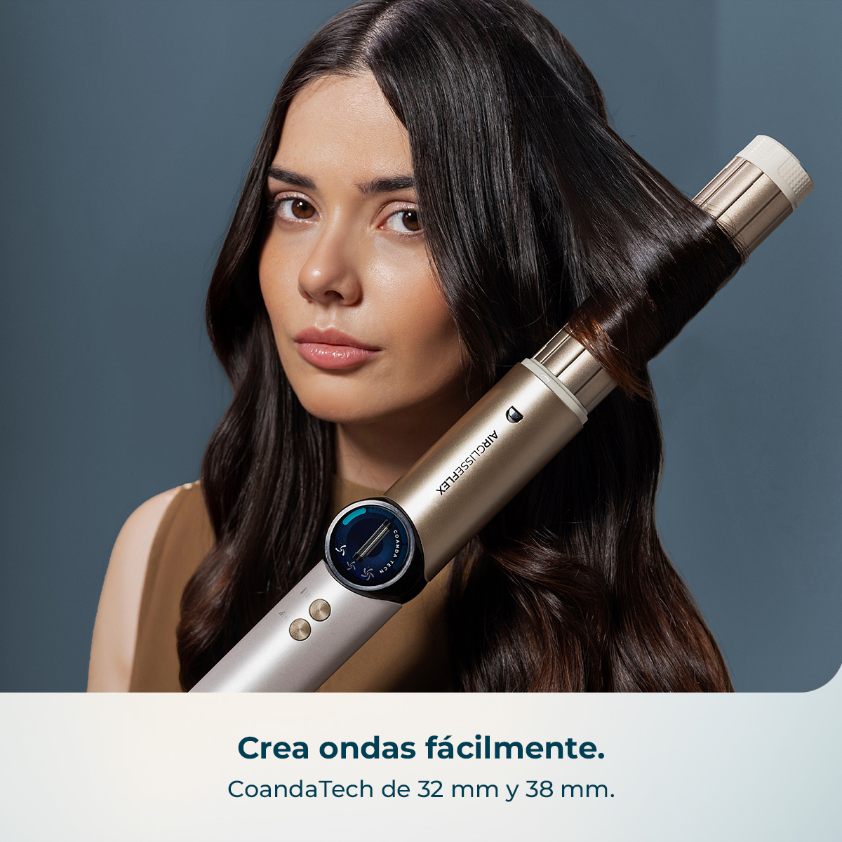 Mujer de pelo oscuro rizándose con un rizador dorado.