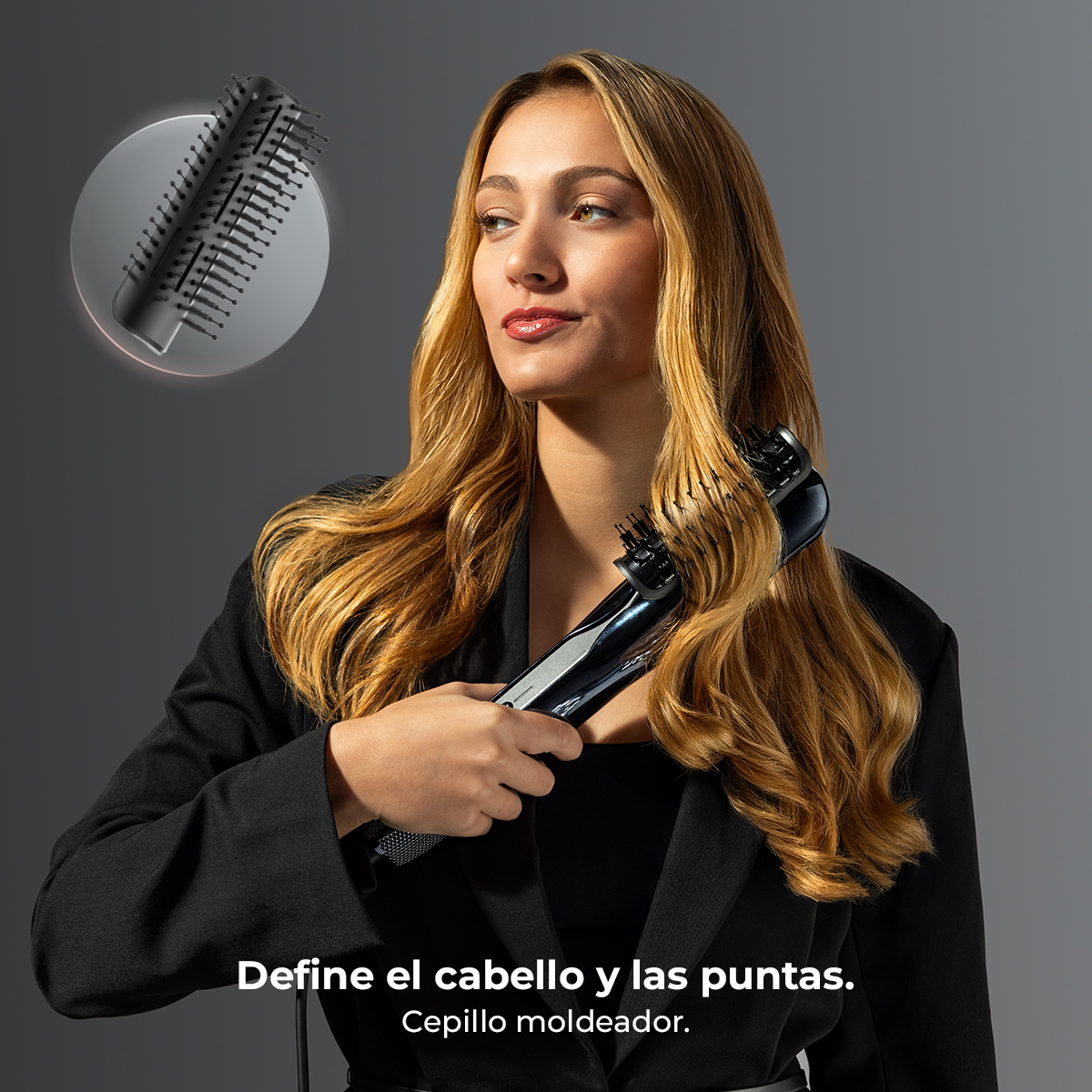 Mujer con pelo largo y rubio se peina con un rizador negro y plateado.
