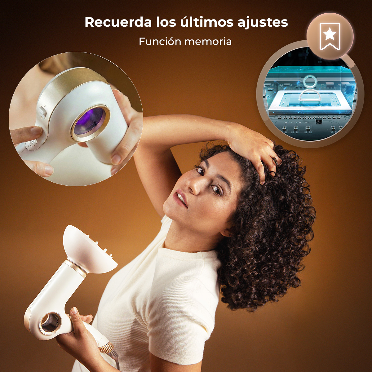 Mujer con rizos sostiene un secador blanco con difusor; primer plano de mano operando.