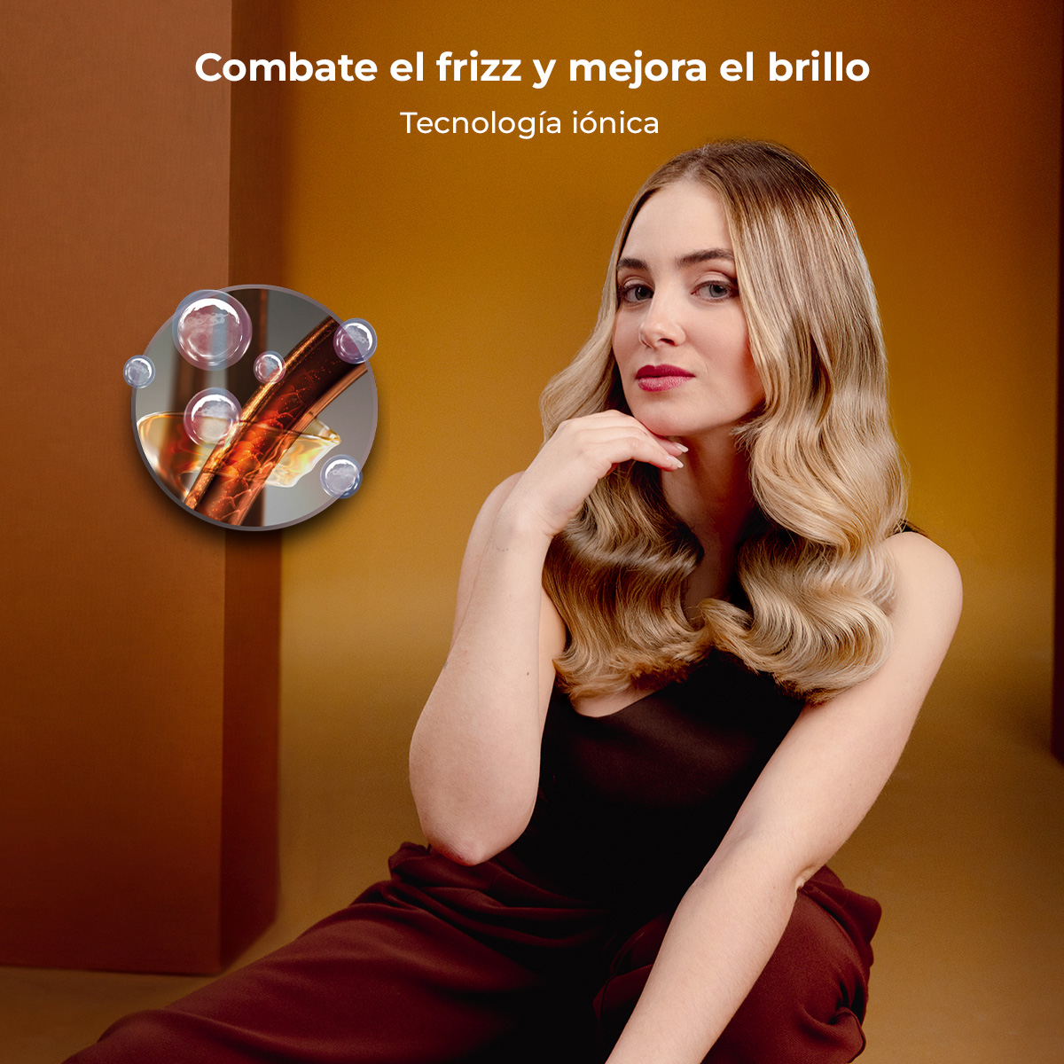Mujer con cabello brillante sentada ante fondo marrón, con primer plano de mechones.
