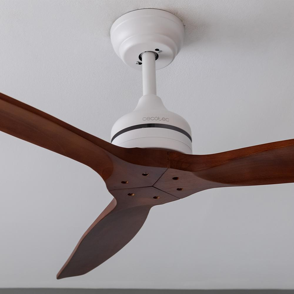 Un ventilador de techo blanco con tres aspas de madera está montado en el techo.