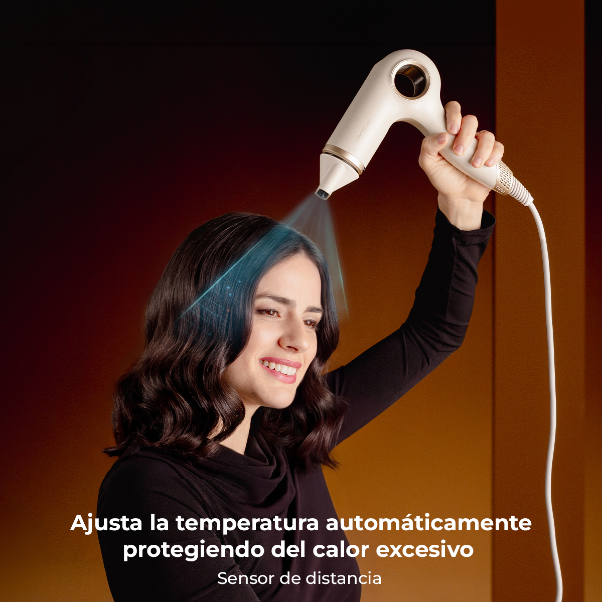 Una mujer sostiene un secador blanco sobre su cabeza. Un rayo de luz azul apunta a su cabello.