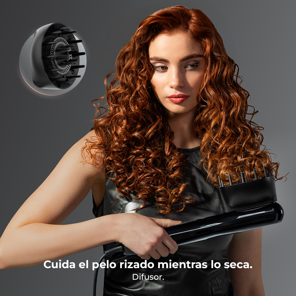 Mujer con pelo rojo rizado sostiene un difusor de secador.