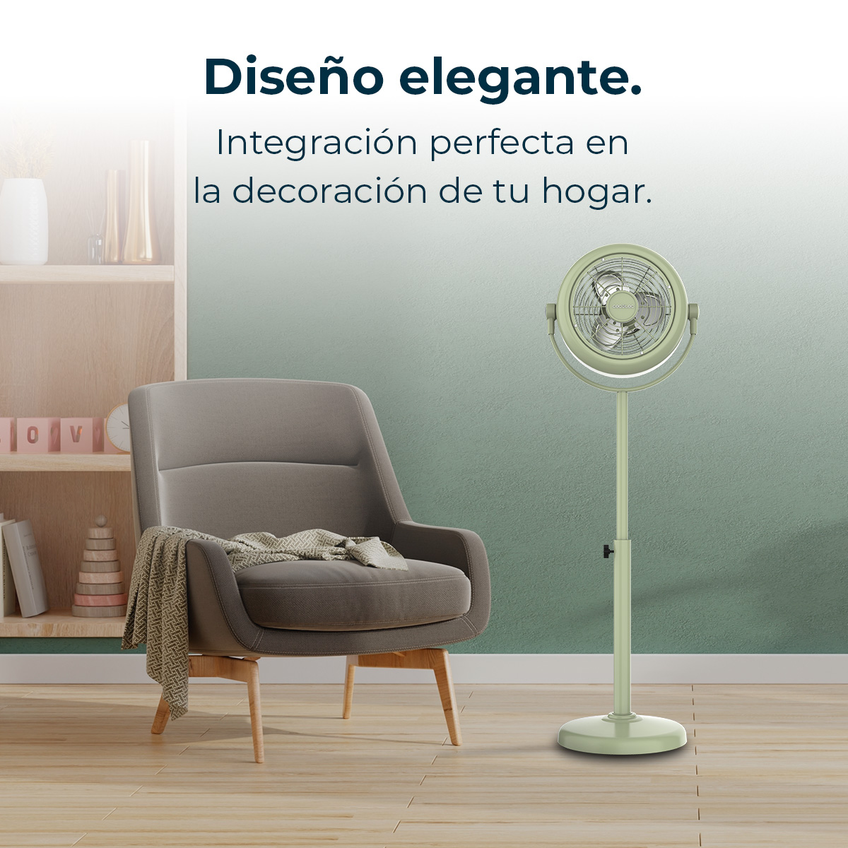 Un sillón junto a un ventilador de pie frente a una pared con texto.