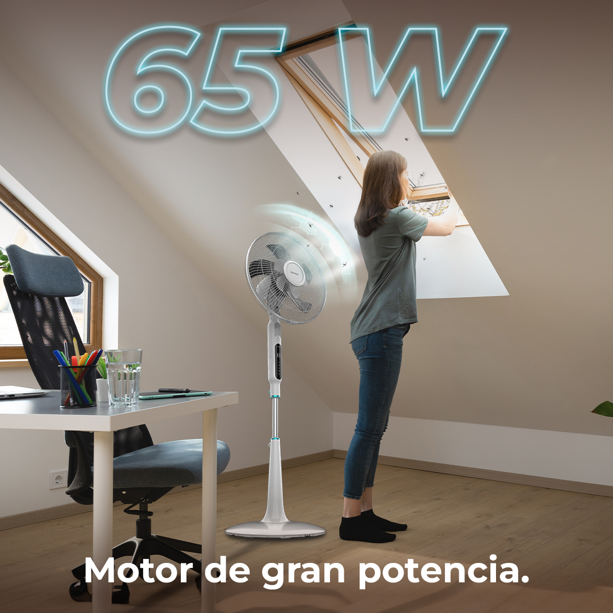 Un ventilador junto a un escritorio, una mujer abre una claraboya. 65W.