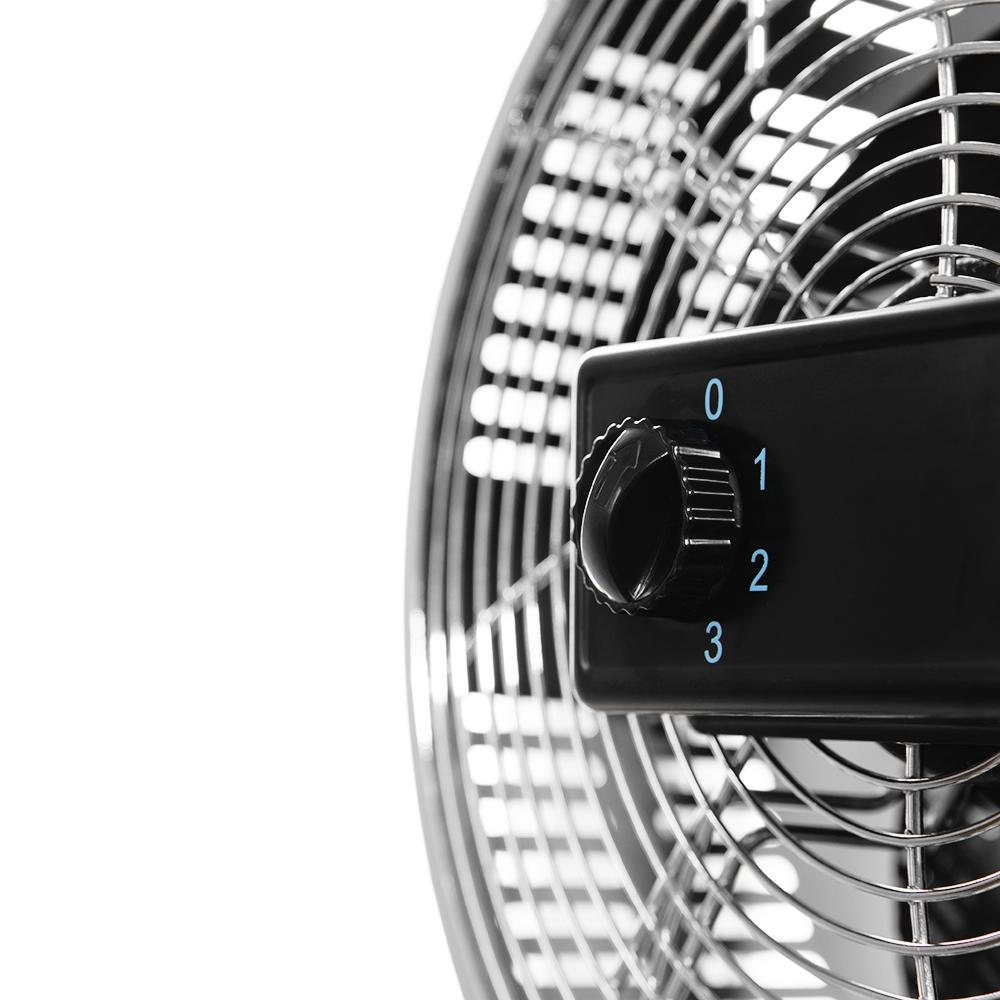 Primer plano de un ventilador con panel de control negro y dial para velocidades 0-3.