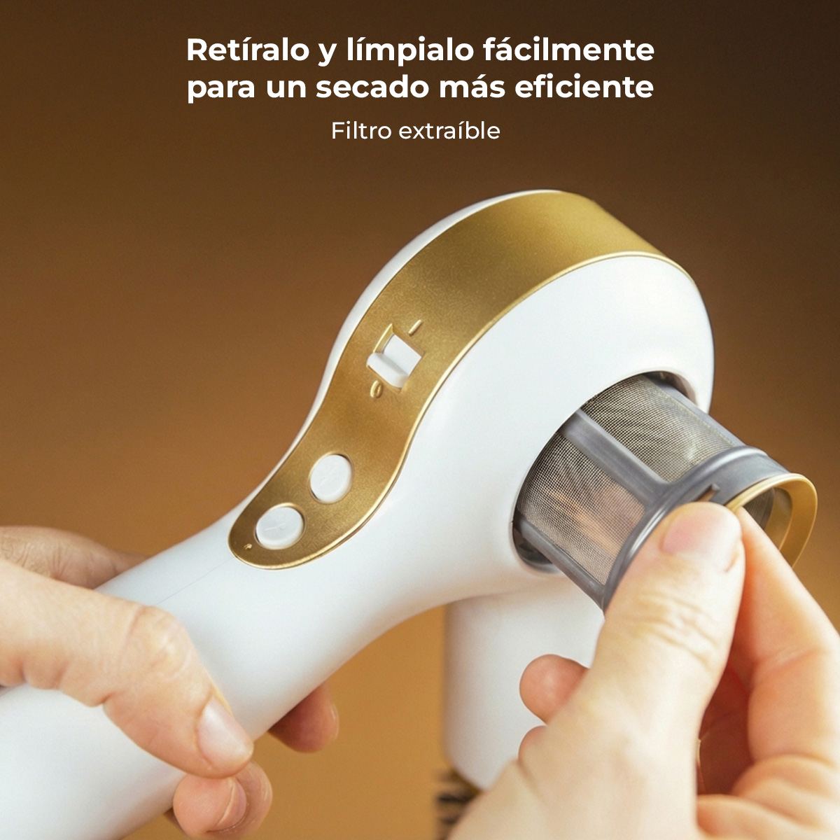 Una mano retira un filtro de secador de pelo blanco y dorado. Primer plano.