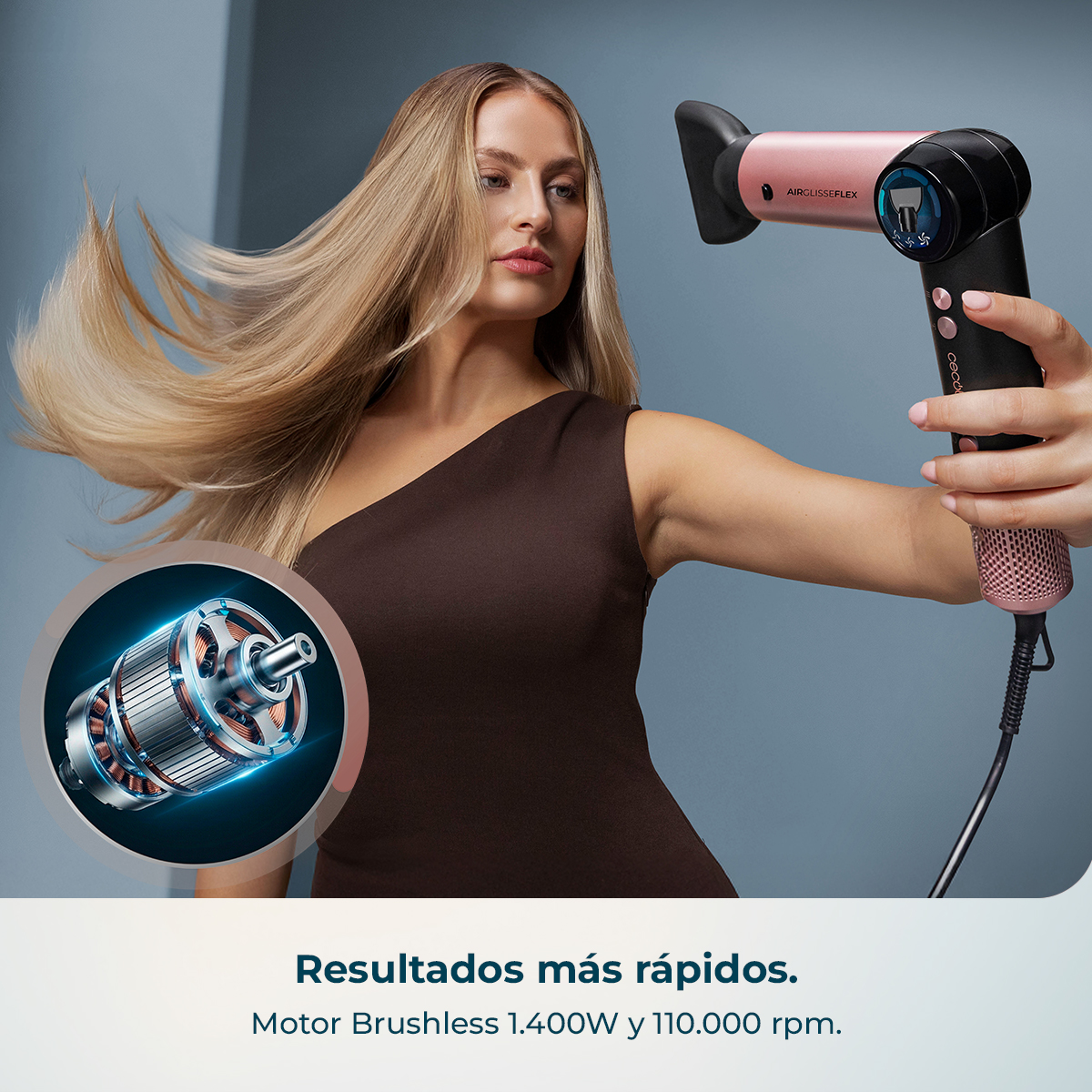 Una mujer con cabello rubio largo sostiene un secador de pelo rosa dorado y negro, con un inserto que muestra su motor.